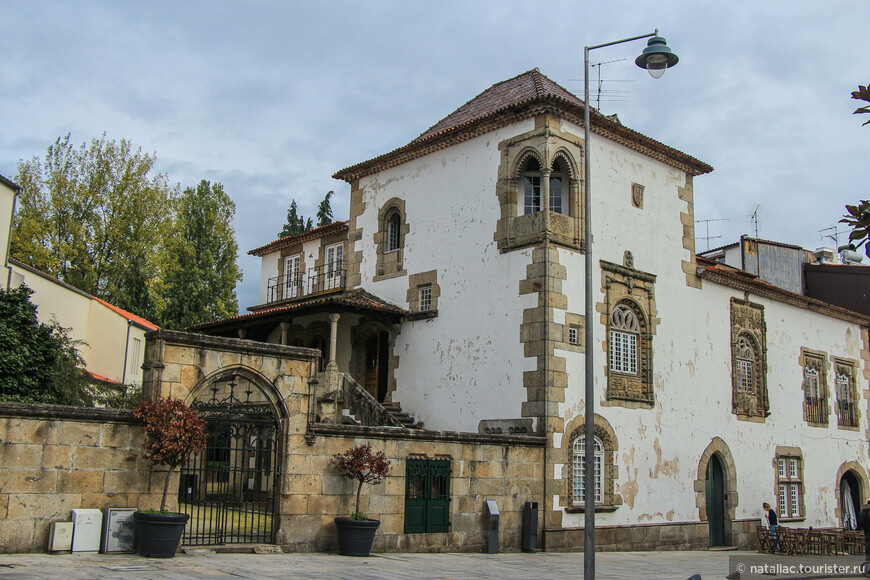 Дом и Капелла Куимбраш находятся в церковной резиденции семьи Куимбраш и были построены в 1528 году под руководством архиепископа Диого де Суса.
