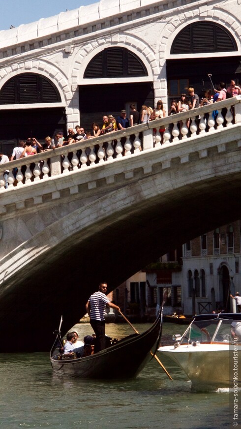 Знаменитый мост  Риальто обрушивался несколько раз от нашествия туристов, раньше он был деревянным, один из четырёх мостов через Гранд-канал в Венеции, располагается в квартале Риальто. Самый первый и самый древний мост через канал. Самый известный мост  и один из символов города. 
