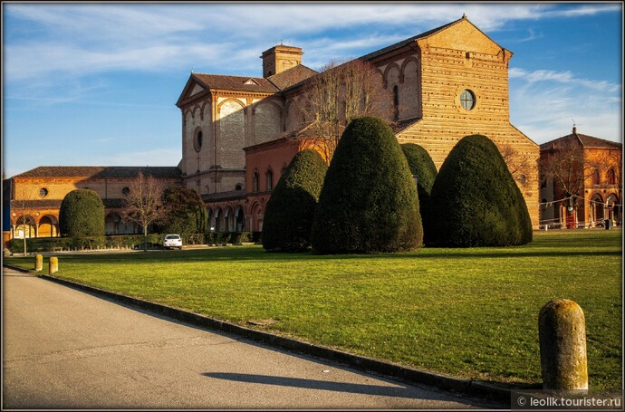 Монастырь св. Христофора начали строить в 1452 году, а позднее, один из герцогов Д'Эсте (Борсо Д'Эсте) начал строить монастырь ордена картезианцев. Затем, прилегающие к религиозному комплексу земли начали использовать, как общественное кладбище Феррары.