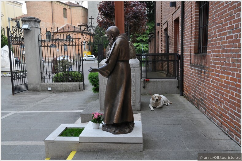 Падуя. Собака ждет хозяйку у монастыря Свтого Леопольда Мандича.