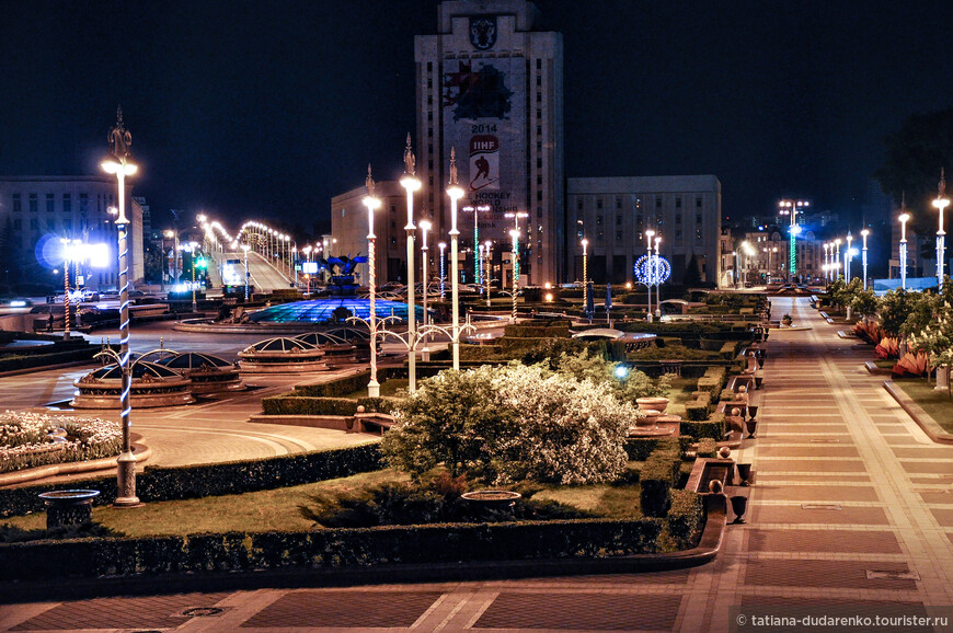 Площадь Независимости ночью