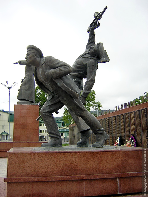 Мемориальный комплекс, в честь советских воинов, погибших при освобождении острова в августе 1945 г. Фото: Новопашин С.А., 2005