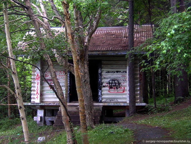 Хобуцугура-дэн — практически все, что осталось от некогда величественного храмового синтоистского ансамбля губернаторства Карафуто. Фото: Новопашин С.А., 2005