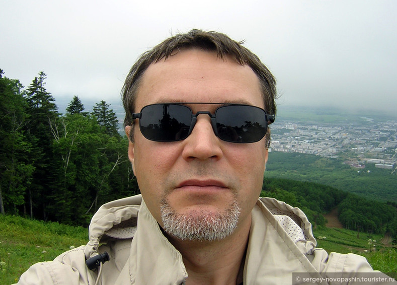 ...за неимением людей на вершине горы, мне пришлось прибегнуть к практике, ставшей порочной спустя десяток лет - selfie, и запечатлеть свой лик на фоне Тоёхары в тумане. Фото: Новопашин С.А., 2005
