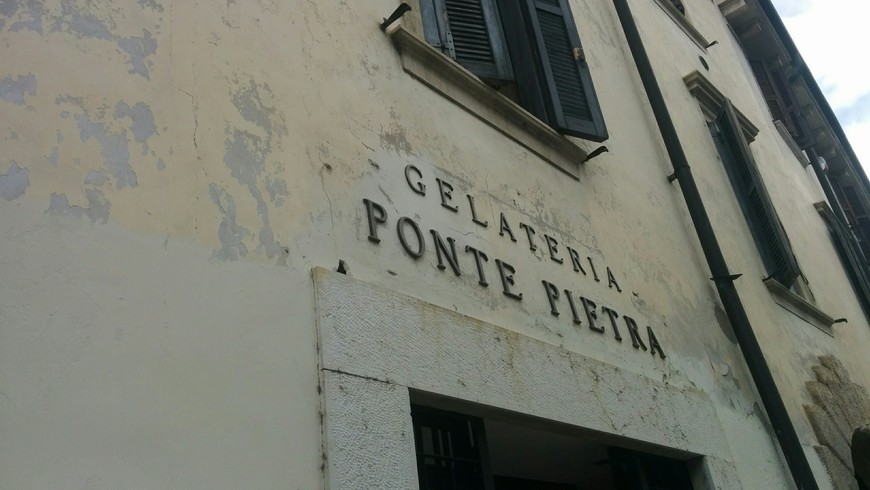 Gelateria Ponte Pietra — пожалуй, лучшее джелато именно здесь