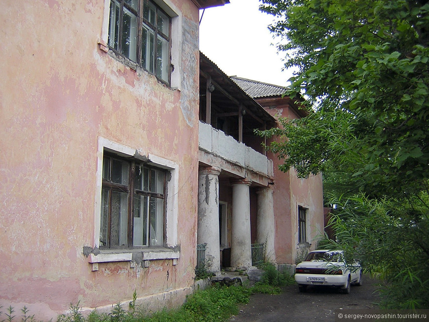 Здание администрации Поронайского заповедника. Фото: Новопашин С.А., 2005