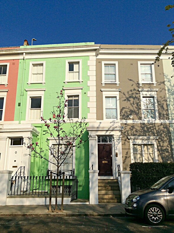 Таун Хауз в Ноттинг Хилл. Одна дверь - подъезд одного хозяина. Сзади дома обязательно есть сад. Большинство частных домов Лондона имеет хоть небольшой сад. 66% Лондонцев живет в частных домах. Лондон очень низкоэтажный и зелёный. Лондон не давит.