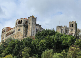 В 1135 году король Афонсу Энрикеш завоевал Лейрию и основал здесь замок, город стал форпостом в его походе на Сантарен, Синтру и Лиссабон, оккупированные арабами. 