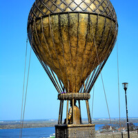 Жаль, что этот шар никуда не улетит... Это необычный памятник знаменитому и веселому фантасту - Жюлю Верну. 
