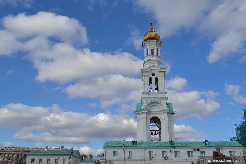 Храм хорошо просматривается еще на подъезде к Ростову.Ксчастью колоколня храма уже о отреставрирована.