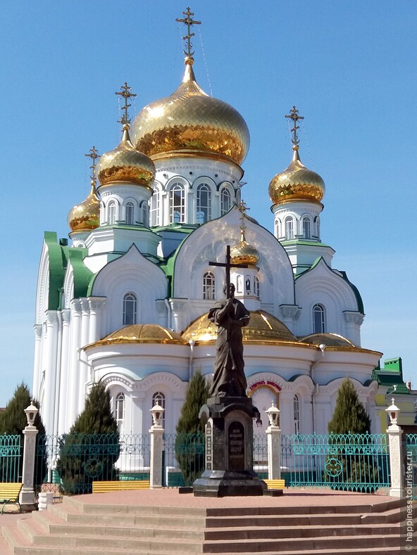Трилистная форма креста на куполах храмов и колоколен — излюбленная у русских мастеров.