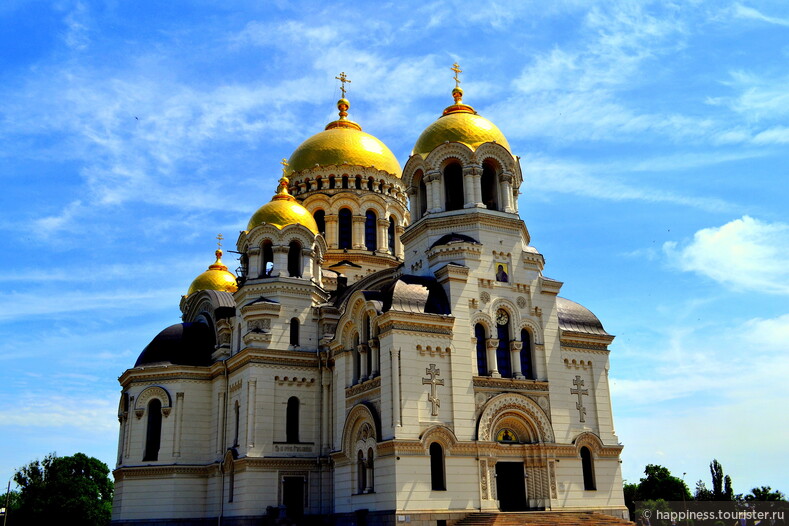  Вознесенский собор прекрасен в любое время года. В 2010 году к 205-летию Новочеркасска купола собора были покрыты сусальным золотом, благодаря чему собор сияет в любое время дня и в любое время года.Благодаря этому собор часто называют Ворым солнцем Дона.
