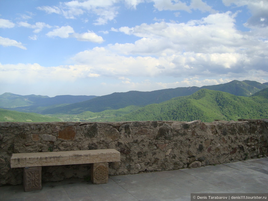 Каменная скамейка на территории монастырского комплекса 