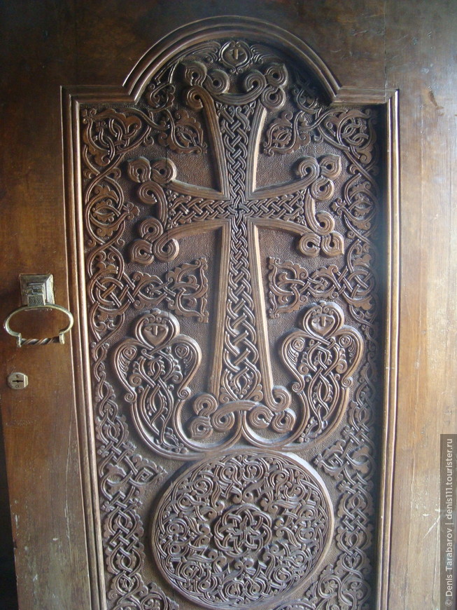 Деревянная дверь, ведущая в храм 