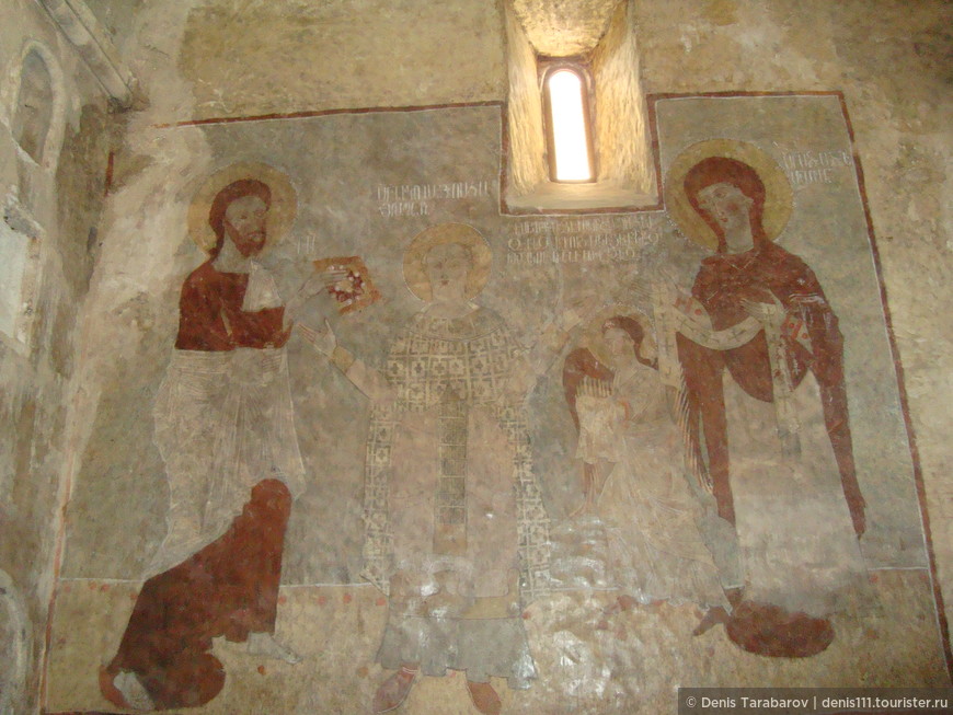 Внутри церкви сохранились фрагменты фресок 13 века