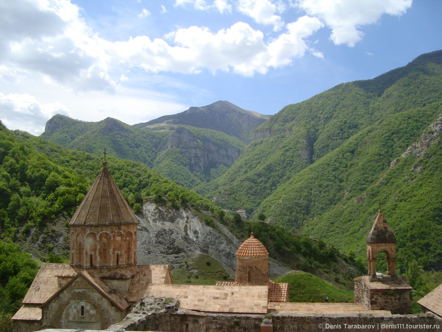 Монастырь Дадиванк на переднем плане и окружающие его горы вдали 