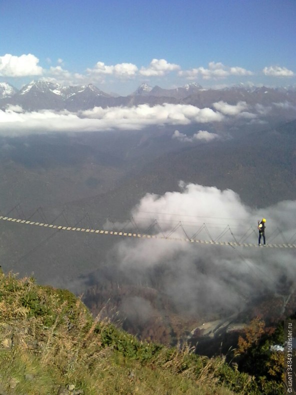 Подвесной мост на высоте более 2000 м над уровнем моря! Только отважный может решиться пройти эти несколько десятков метров. Снято на вершине Роза пик (2320 м) на верхнем уровне глк Роза хутор
