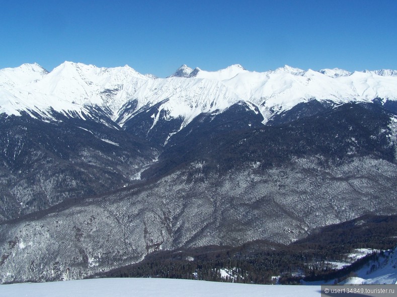 Цепь горных вершин Главного Кавказского хребта. Зима