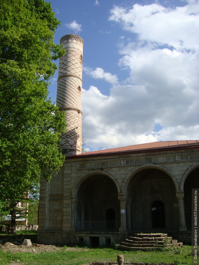 Верхняя мечеть Гевхар-аги начала строится в городе Шуша, ныне находящемся на территории непризнанной республики Нагорный Карабах, в 1768 году. Другие известные названия мечети - Джума мечеть Гевхар-аги, или же Соборная мечеть. Приказ о постройке дал Ибрагим хан. Но едва начатое строительство в силу обстоятельств было заморожено на долгие годы, пока Гевхар-ага, наследница Ибрагим хана, не закончила строительство при помощи зодчего Кербалаи Сефи-хана Карабаги.

Внутреннее пространство мечети мало чем отличается от других культовых сооружений карабахской архитектуры того периода. Здесь имеются двухэтажные галереи, разделяемые высокими каменными колоннами, а также традиционные купольные перекрытия.

Как и многие важные архитектурные памятники, мечеть пострадала в 1992 году, когда Нагорный Карабах взял город Шуша под свой контроль. Ее облицовка, фронтон и внешние элементы были частично разрушены. Но уже в 2007 году начались восстановительные работы, а в 2011 году было принято решение о ее полной реконструкции. В данный момент здание доступно для наружного осмотра в качестве архитектурного памятника, но как мечеть не функционирует

