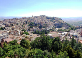 В центре Сицилии - горная Энна.