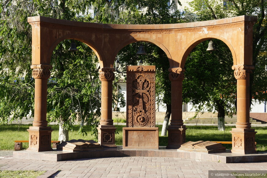 Поклонный крест в Армянском сквере.