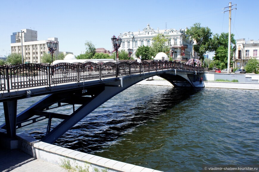 Мост влюблённых через реку Кутум.