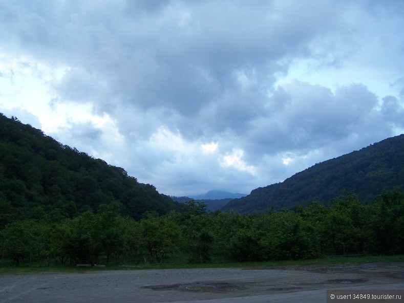Долина пеки Шахе (Лазаревский район), в окружении лесистых хребтов