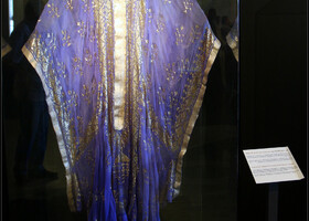 В музее я подолгу стояла около национальных одежд Бахрейна, рассматривая вышивку и ниспадающие складки материи. Эти одежды, принадлежавшие королевским семьям Бахрейна, уже тоже стали частью истории. Это, например, женская накидка (thobe), принадлежавшая HH Shaikha Maryam bint Isa bin Salman Al Khalifa, в которой использована техника вышивки Naqda - когда вышивка серебряными нитями делается вручную. Обычно этой вышивкой украшали ворот, низ изделия, края рукавов или манжеты. Толщина (и вес) серебряных нитей свидетельствует о высоком социальном статусе и носили такую одежду исключительно на выход. Чем больше вес вышитых нитей, тем выше социальный статус. Удивительно, но мне показалось, что вышивка сделана золотом, ан нет, видите срава табличка - вот оттуда я и сделала перевод. Бахрейнская thobe (накидка) отличается от darra'a (платье) тем, что ее надевали поверх платья и использовали в ней более прозрачную ткань tulle, а вышивку делали, в основном, на основе геометрических или природных орнаментов.
