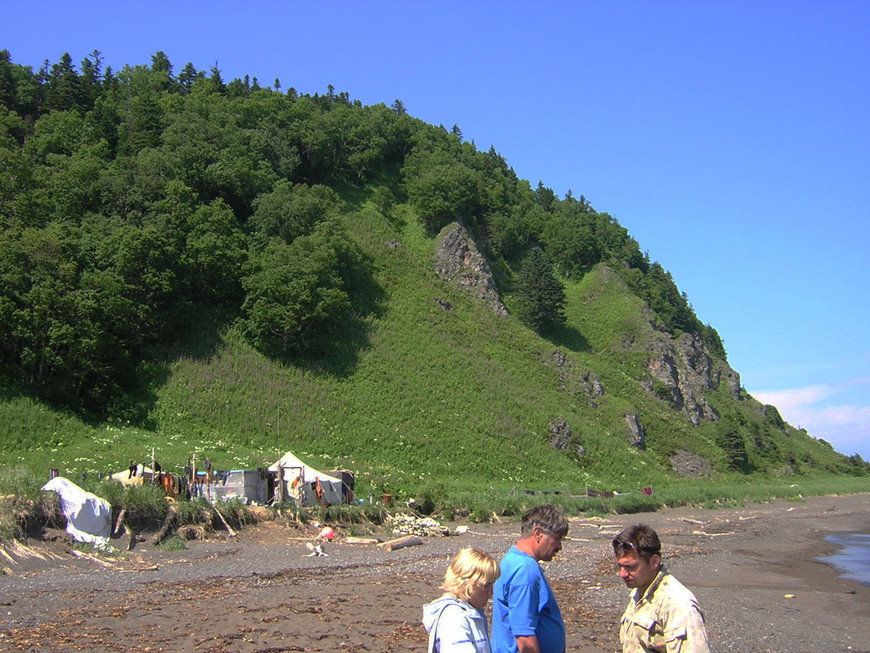 Высадка десанты с кунгаса на берег у стана оз.Долгое. Фото: ©Новопашин С.А., 08.2005
