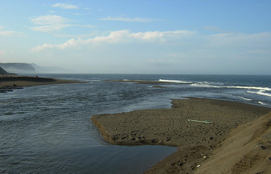 Вид на протоку озера Долгое и море с террасы. Фото: ©Новопашин С.А., 08.2005