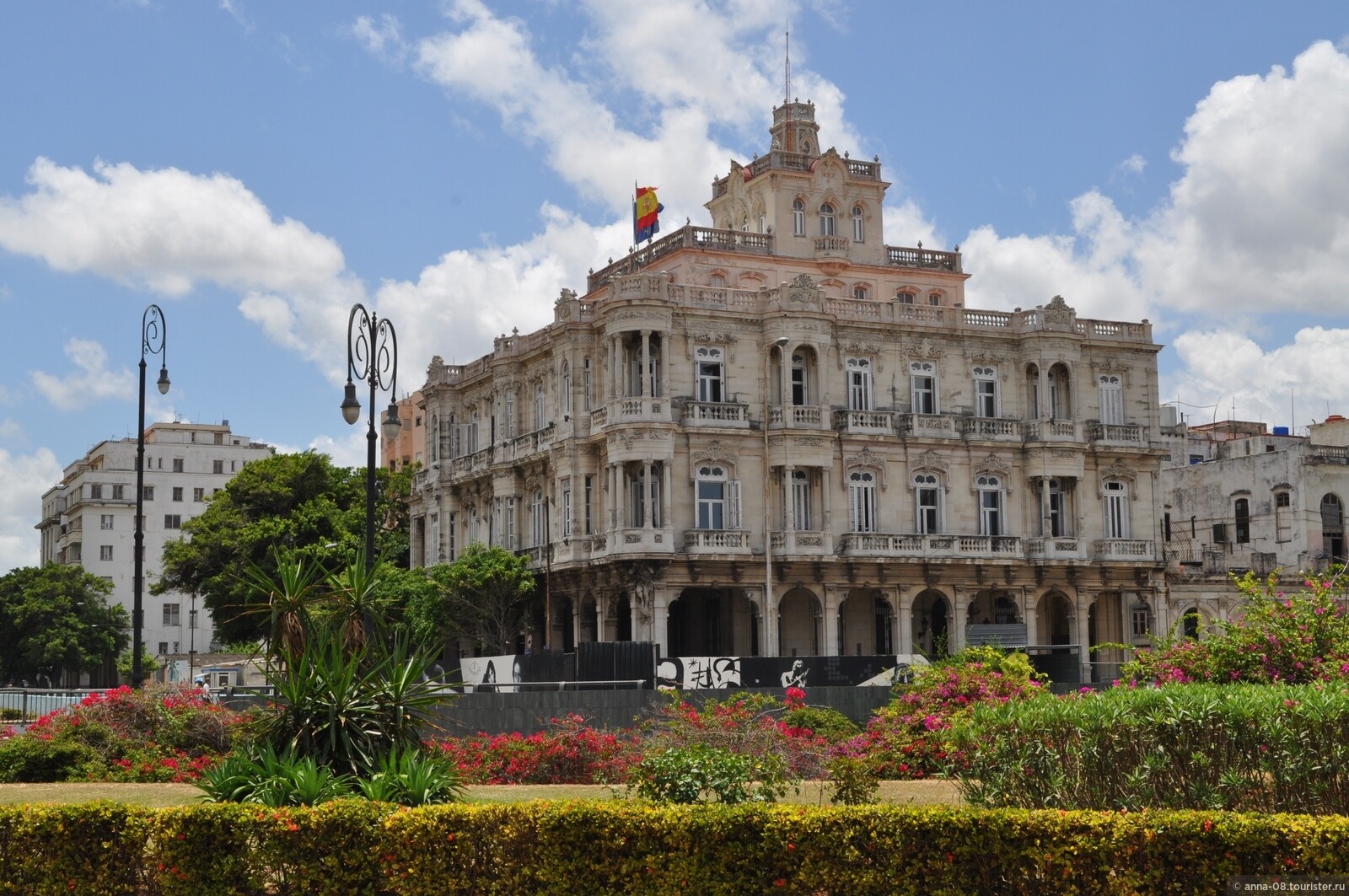 Кубинский испанский. Гавана Испания. Гавана Куба. Гавана Куба дворец. Дворец губернаторов Гавана.