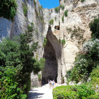 Ухо Дионисия - это пещера- по форме напоминает ухо и высота входа 23 метра