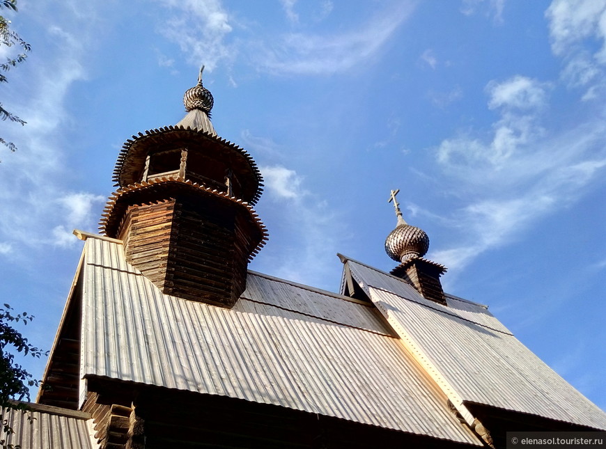 Купола церкви Всемилостивого Спаса на территории Костромской слободы