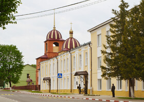 Зеленое - здание казначейства, затем Свято-Троицкая церковь, строительный колледж