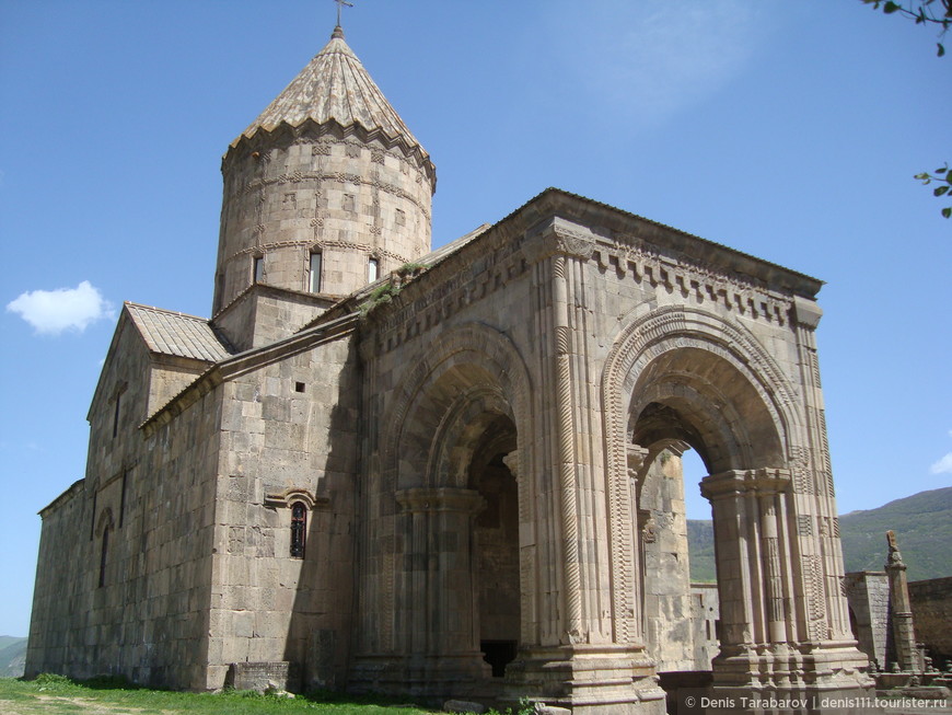 Монастырь - считается выдающимся памятником средневекового армянского зодчества.