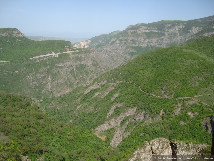 Вид на Воротанское ущелье и горы с монастыря 