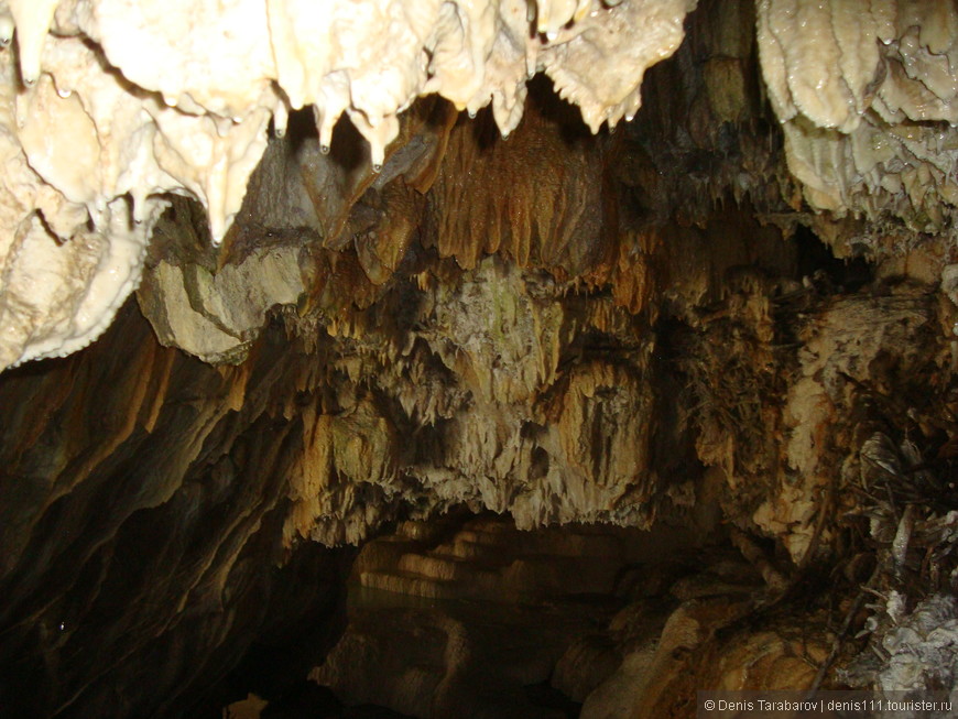 В пещере достаточно светло. Но с потолка во многих местах с потолка почти непрерывно капает теплая вода