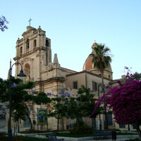 Авола был спланирован в форме креста, который возведен в шестиугольник, в середине которого находится главная площадь — Площадь Умберто с кафедральным собором 18 века 