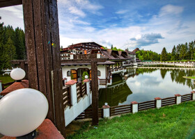  5-звездочный отель Aurelius Imparatul Romanilor, расположенный на живописном берегу озера  Миорица. К сожалению, посетителей уже не принимал.