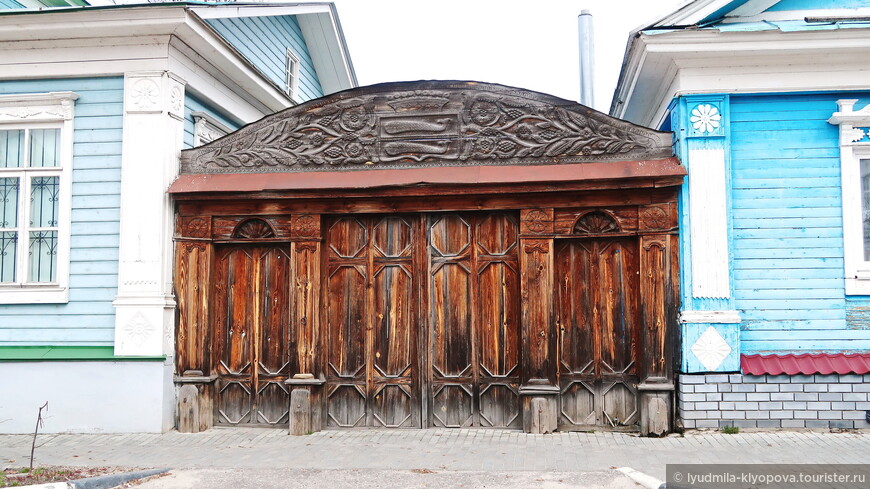 Резные деревянные ворота дома графини Паниной.