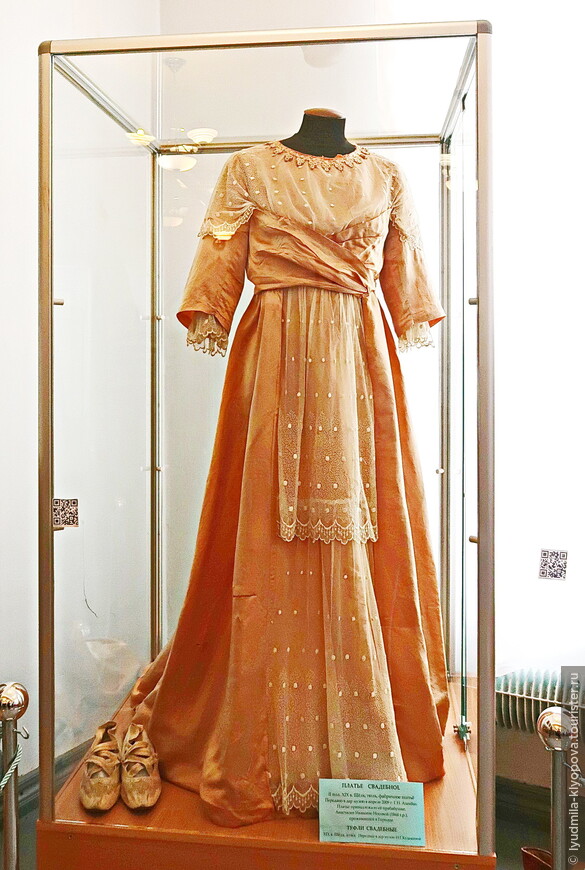 Это свадебное платье передавалось из поколения в поколение и было подарено музею бывшей жительницей Городца, живущей в Германии.