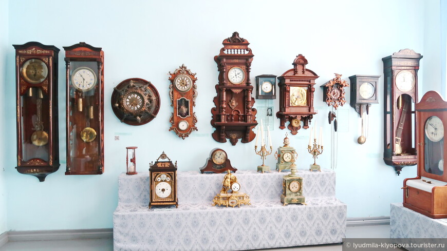 Коллекция настенных и напольных часов не только красива, но и содержит уникальные экземпляры.