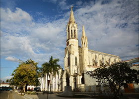 Единственная неоготическая церковь в городе -  iglesia del Sagrado Corazón de Jesús 
Находится она в Парке молодежи,  parque de La Juventud.