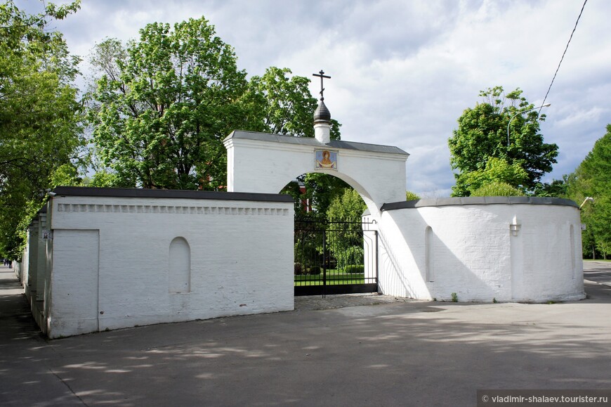 Парадные ворота храма построены в 2016 году.