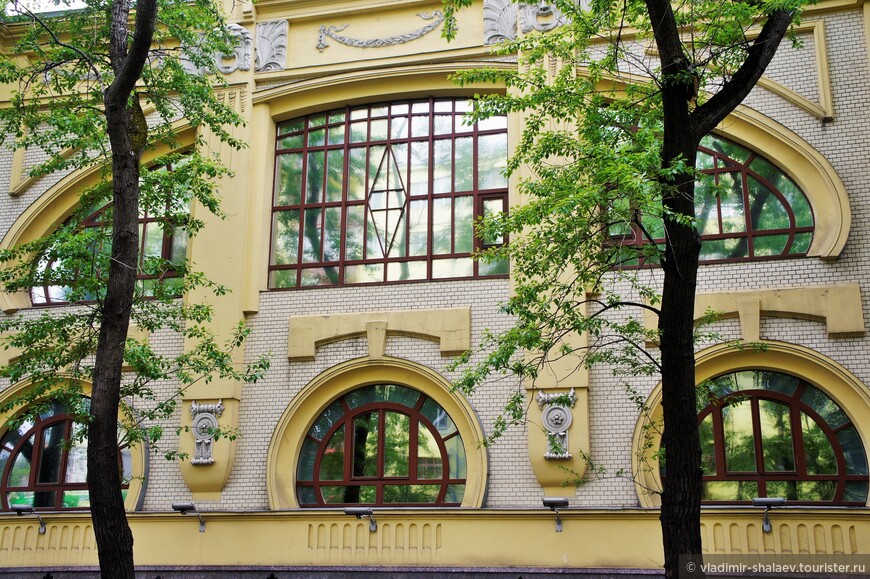 Окна первого этажа дома широкие и имеют полукруглую форму, выходящий на Красноармейкую улицу.