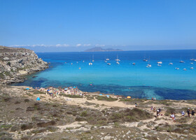 Первым пляжем оказался - лагуна -бухта Кала Росса с потрясающим цветом моря