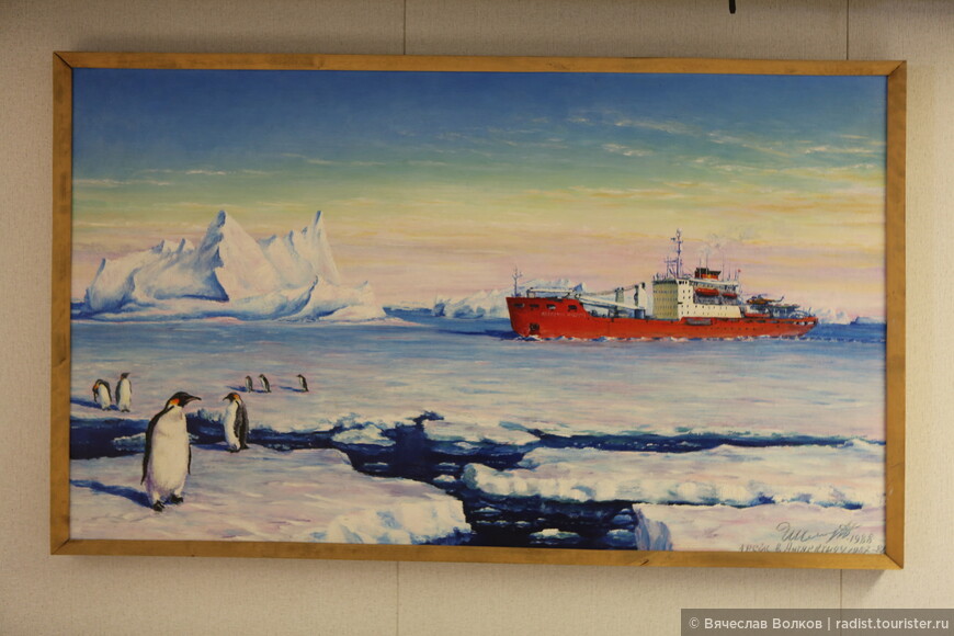 Рядом с иконой располагается картина, сделанная во время первого рейса «Академика Федорова» в Антарктиду, в 1987/88 годах.
