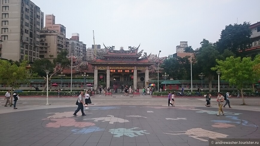 Между землей и небом. Храм Луншань (Taipei MRT Longshan Temple)