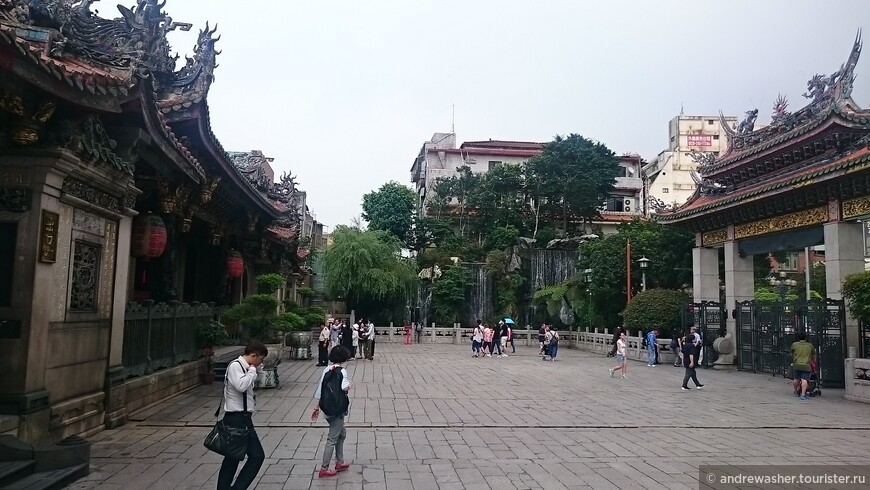 Между землей и небом. Храм Луншань (Taipei MRT Longshan Temple)