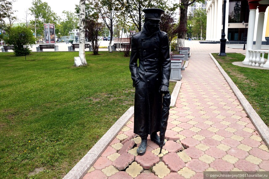 Скульптурная композиция Человек в футляре около Чехов-центра. Я бы назвал Вспучило...
